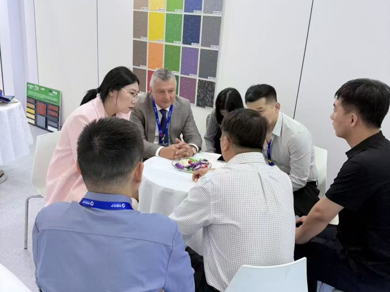 雙展閃耀！大巨龍地膠領(lǐng)銜亮相雙盛會(huì) 大巨龍 pvc 地膠賦能多元場(chǎng)景新升級(jí)