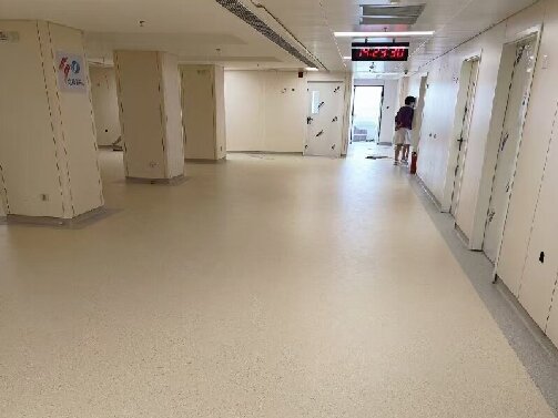 門診大廳地面如何兼顧美觀與高效？密實(shí)復(fù)合PVC地板成醫(yī)院新選擇