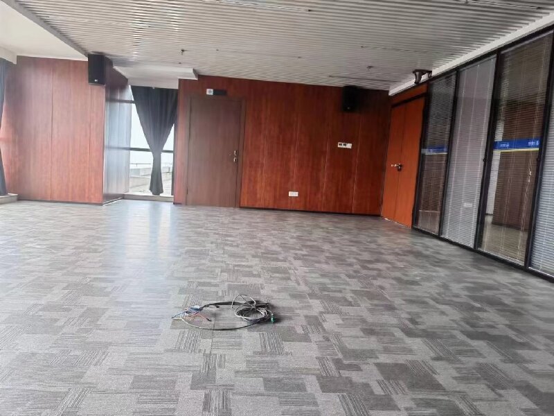 高端辦公地面別再選地毯木地板！大巨龍LVT片材地板更環(huán)保、免打理、省30%運(yùn)維成本，200+花色任選