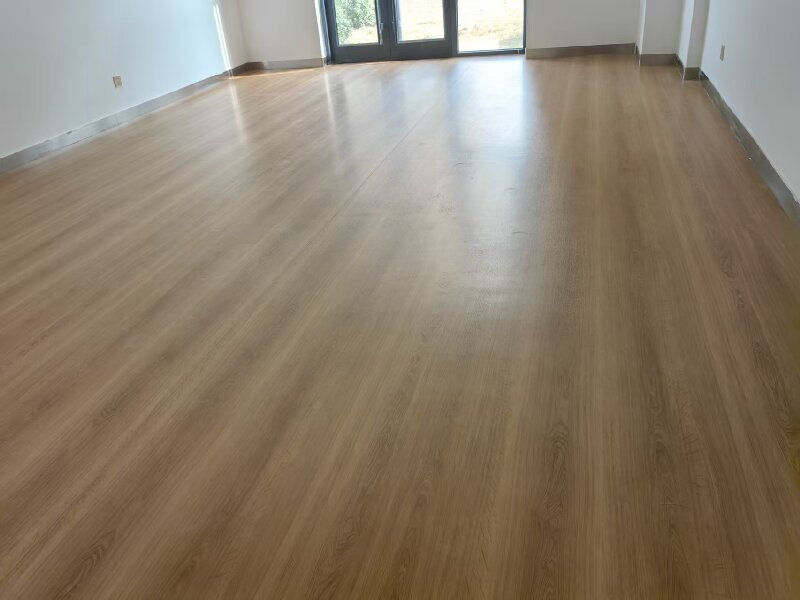 養(yǎng)老院PVC塑膠地板如何用“防滑+減震+無(wú)高差”筑牢長(zhǎng)者安全防線？